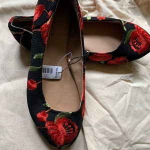 Embroidered flower flats